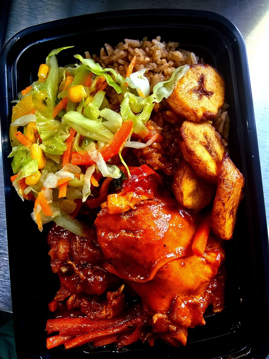 Fricassee chicken with rice and peas, and plantains